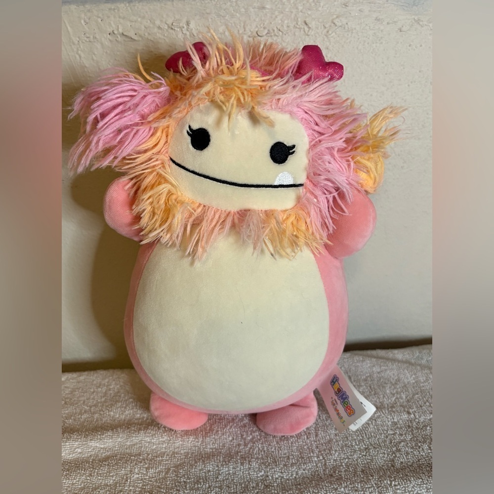 Squishmallows HugMees Pink Caparinne Bigfoot 2024 Valentine Plush